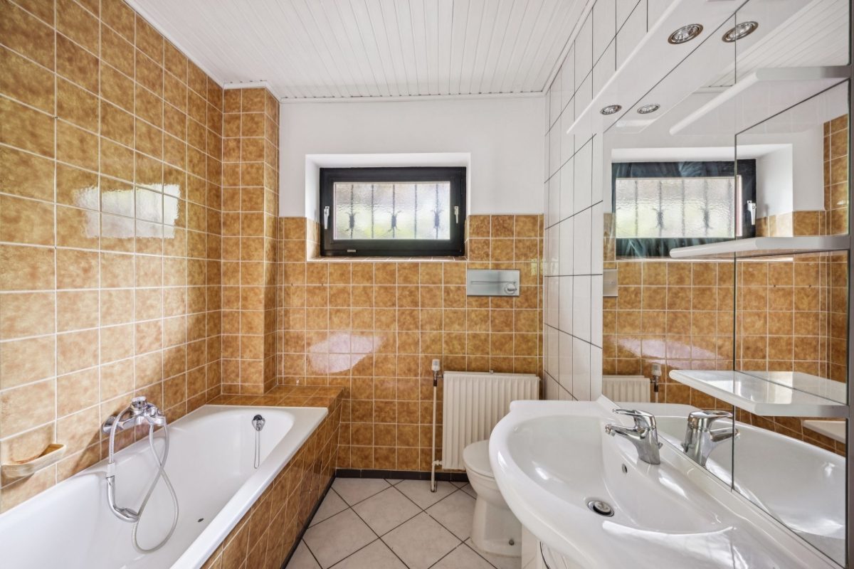 Immobilienangebot - Hamburg / Meiendorf - Alle - Haus mit 3 Wohneinheiten in ruhiger rückwärtiger Lage mit großem Garten