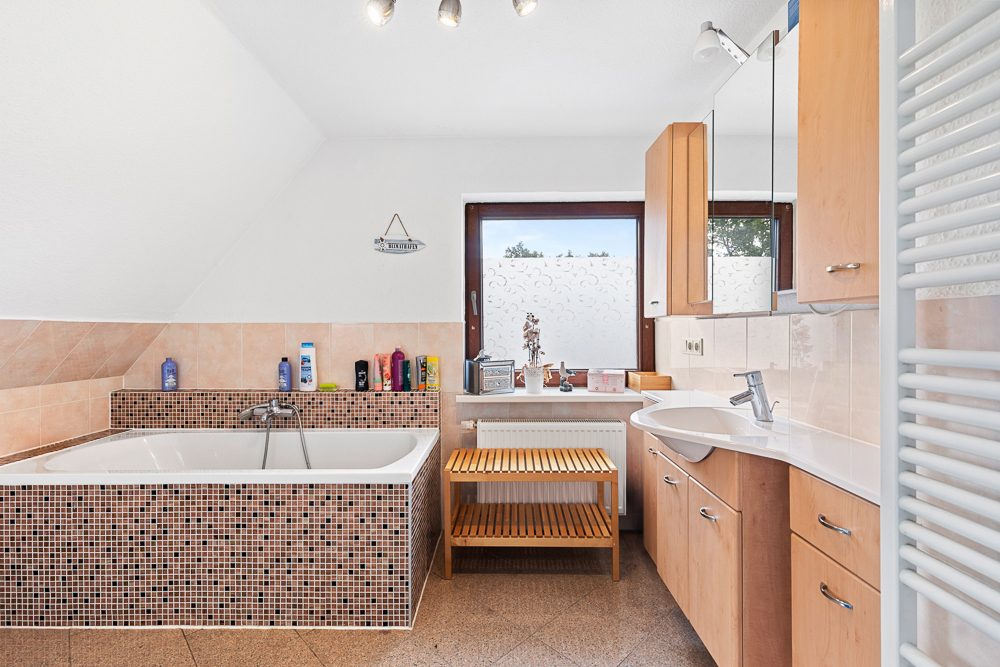 Immobilienangebot - Hamburg / Rahlstedt - Alle - Frei verfügbar ! Gepflegtes Einfamilienhaus mit Vollkeller und Nebengebäude & Garage für 2 Fahrzeuge
