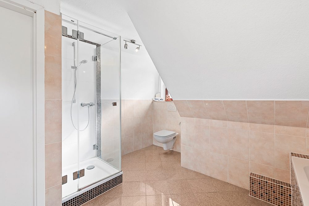 Immobilienangebot - Hamburg / Rahlstedt - Alle - Frei verfügbar ! Gepflegtes Einfamilienhaus mit Vollkeller und Nebengebäude & Garage für 2 Fahrzeuge