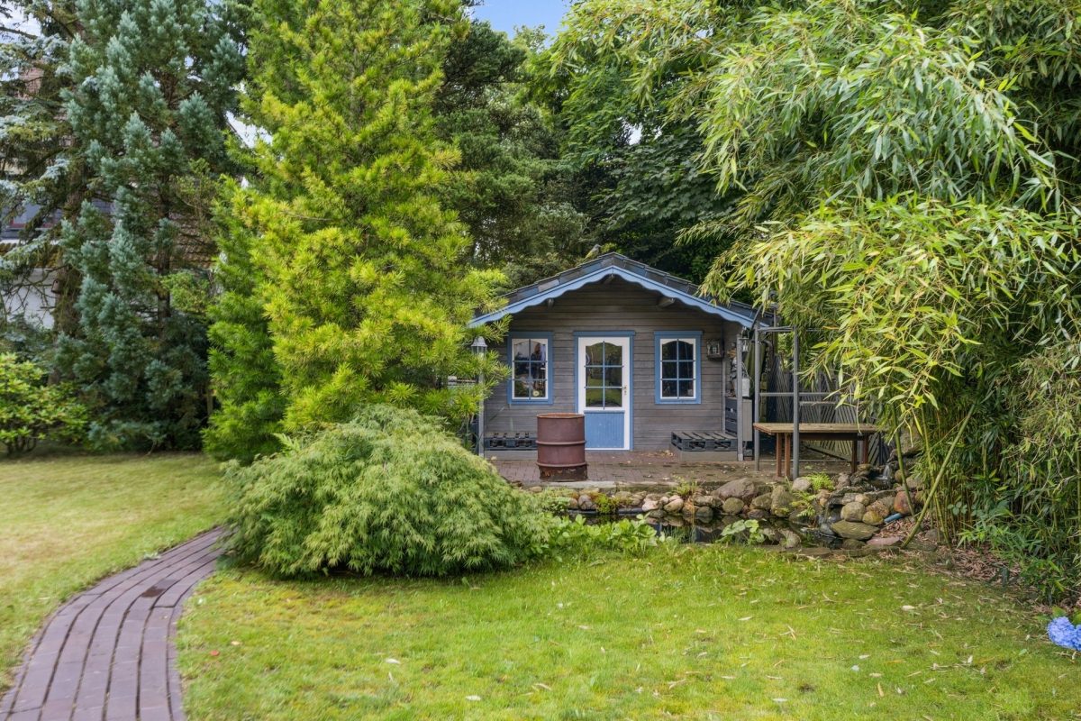 Immobilienangebot - Hamburg / Meiendorf - Alle - Wohnen und Arbeiten: Zwei Häuser auf einem Grundstück oder alternativ gute Bebauungsmöglichkeit
