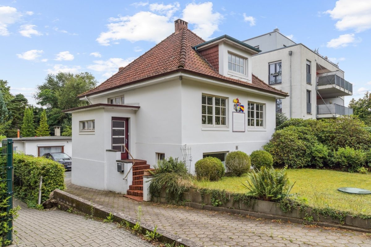 Immobilienangebot - Hamburg / Meiendorf - Alle - Wohnen und Arbeiten: Zwei Häuser auf einem Grundstück oder alternativ gute Bebauungsmöglichkeit