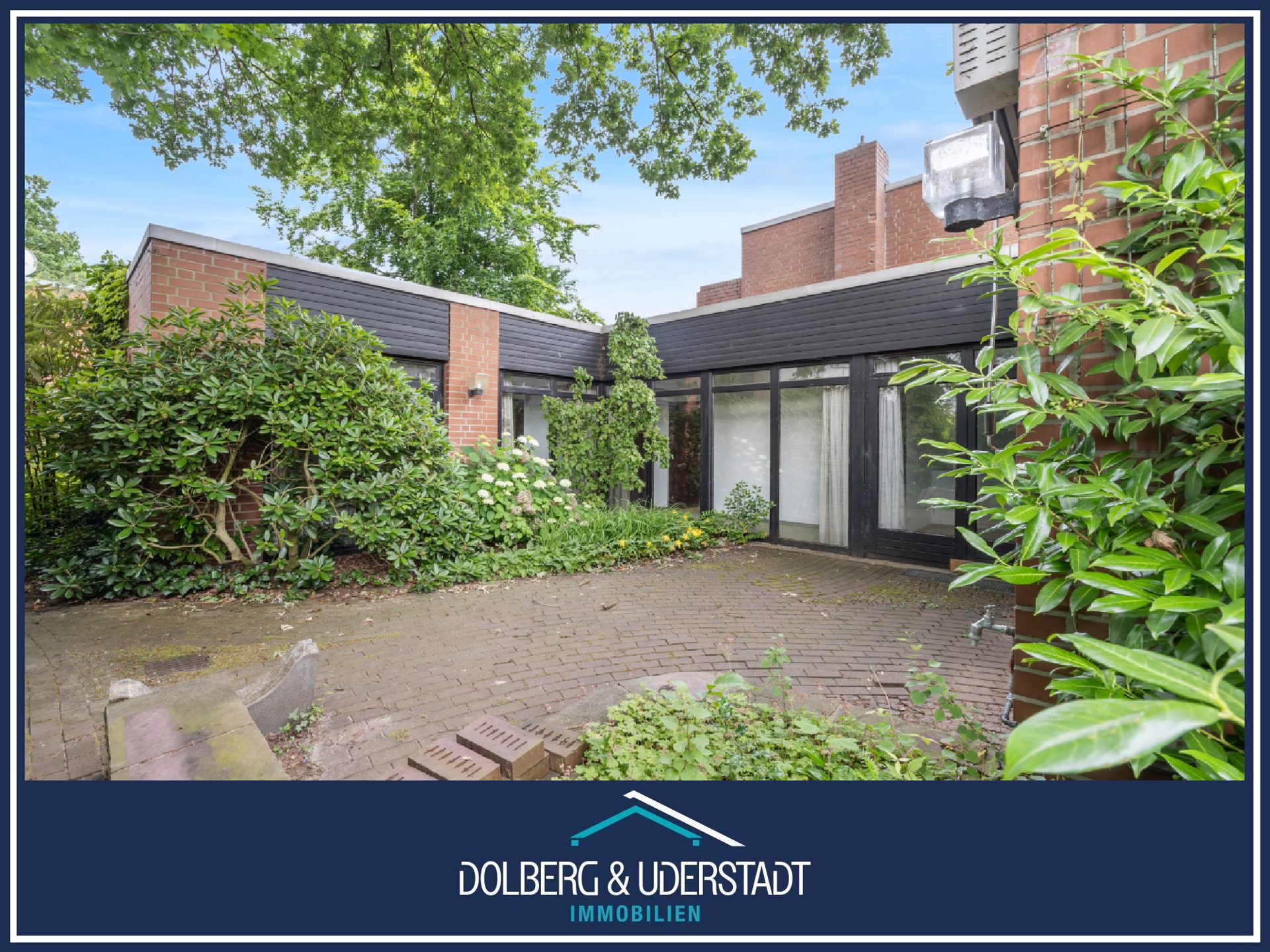 Immobilienangebot - Hamburg / Hummelsbüttel - Alle - Wohnen auf einer Ebene: Attraktives Reihenendhaus als Bungalow mit Teilkeller und Stellplatz