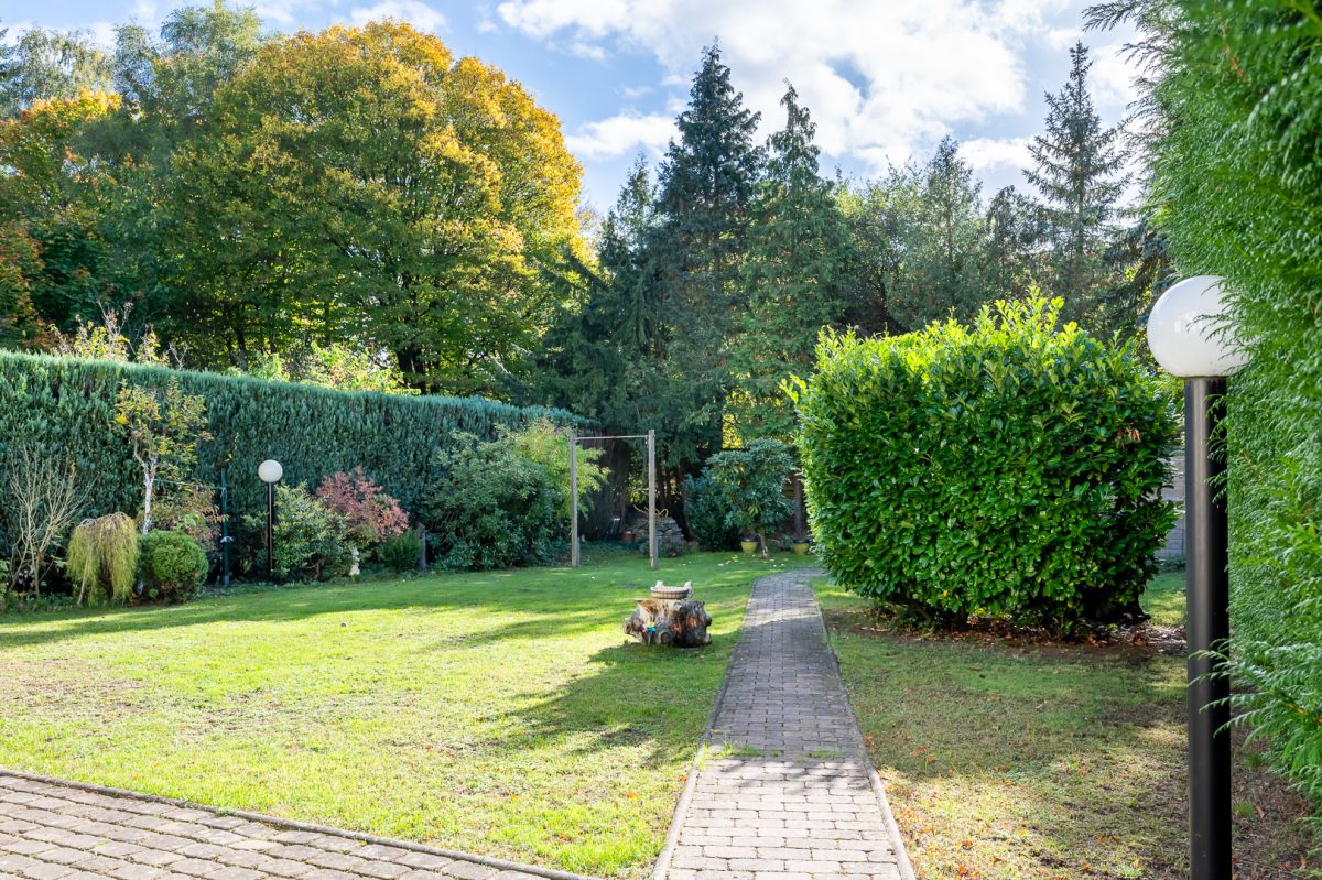 Immobilienangebot - Hamburg / Farmsen-Berne - Alle - Charmante Stadtvilla mit Vollkeller und großzügigem Süd-Grundstück in ruhiger Anwohnerstraße