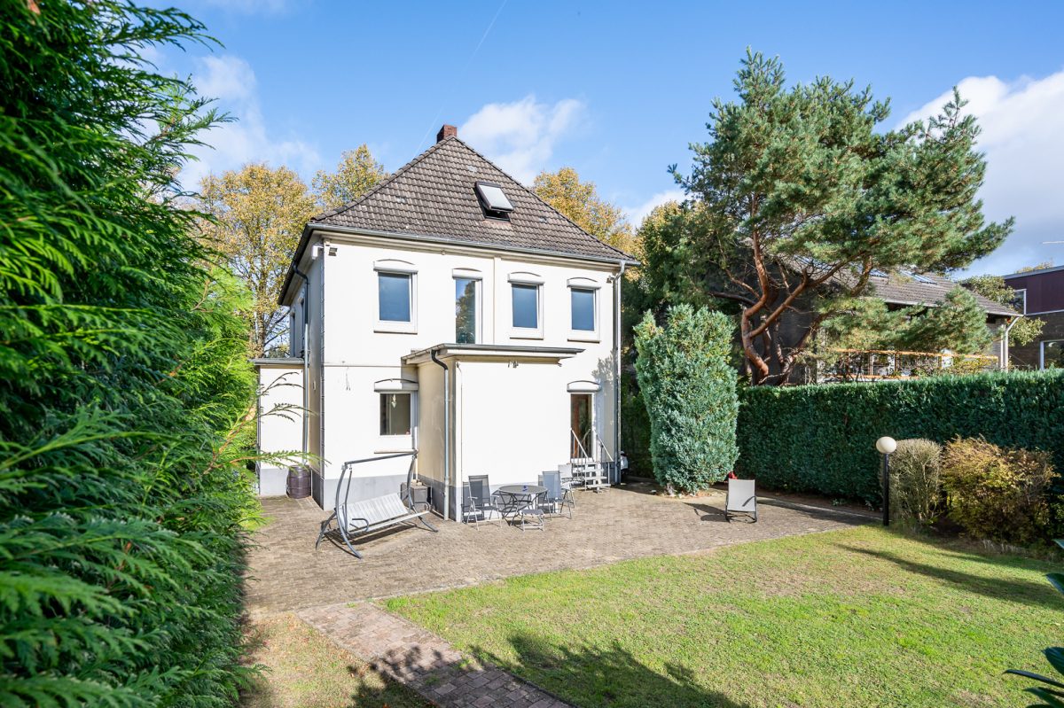 Immobilienangebot - Hamburg / Farmsen-Berne - Alle - Charmante Stadtvilla mit Vollkeller und großzügigem Süd-Grundstück in ruhiger Anwohnerstraße