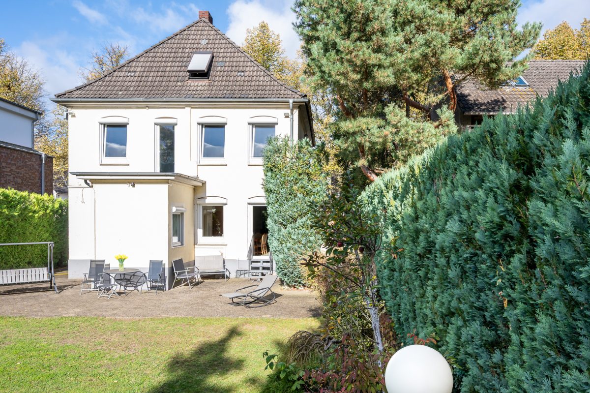 Immobilienangebot - Hamburg / Farmsen-Berne - Alle - Charmante Stadtvilla mit Vollkeller und großzügigem Süd-Grundstück in ruhiger Anwohnerstraße