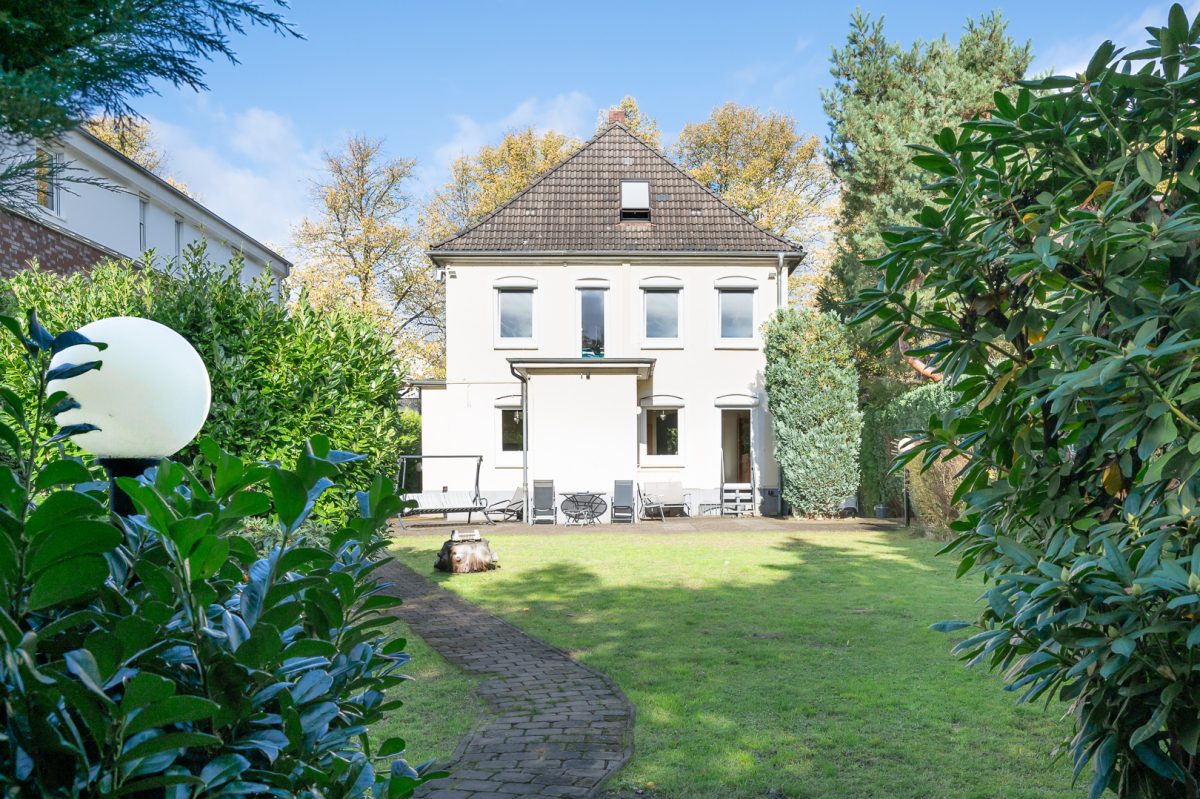 Immobilienangebot - Hamburg / Farmsen-Berne - Alle - Charmante Stadtvilla mit Vollkeller und großzügigem Süd-Grundstück in ruhiger Anwohnerstraße