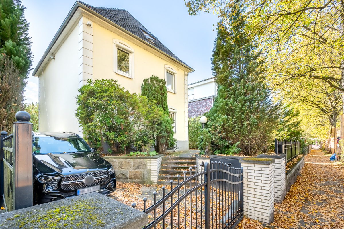 Immobilienangebot - Hamburg / Farmsen-Berne - Alle - Charmante Stadtvilla mit Vollkeller und großzügigem Süd-Grundstück in ruhiger Anwohnerstraße