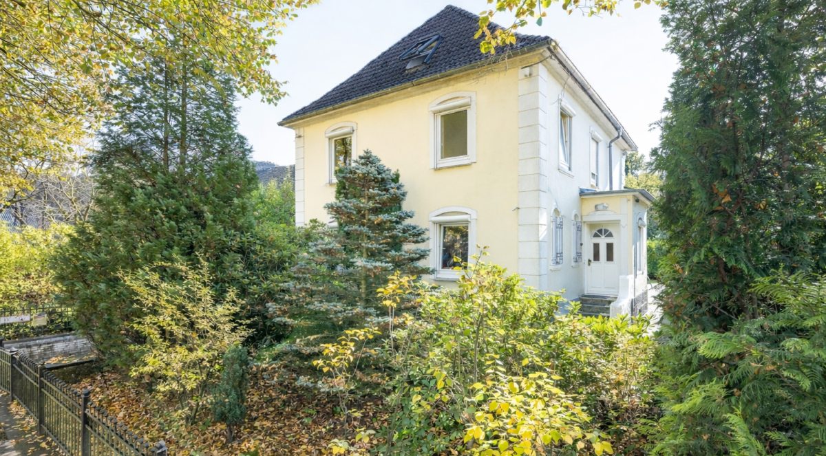 Immobilienangebot - Hamburg / Farmsen-Berne - Alle - Charmante Stadtvilla mit Vollkeller und großzügigem Süd-Grundstück in ruhiger Anwohnerstraße