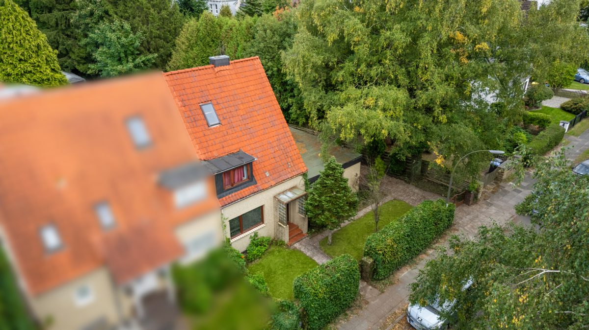 Immobilienangebot - Hamburg / Rahlstedt - Alle - Sanierungsbedürftige Doppelhaushälfte mit großzügigem Grundstück und Doppelgarage in HH-Rahlstedt