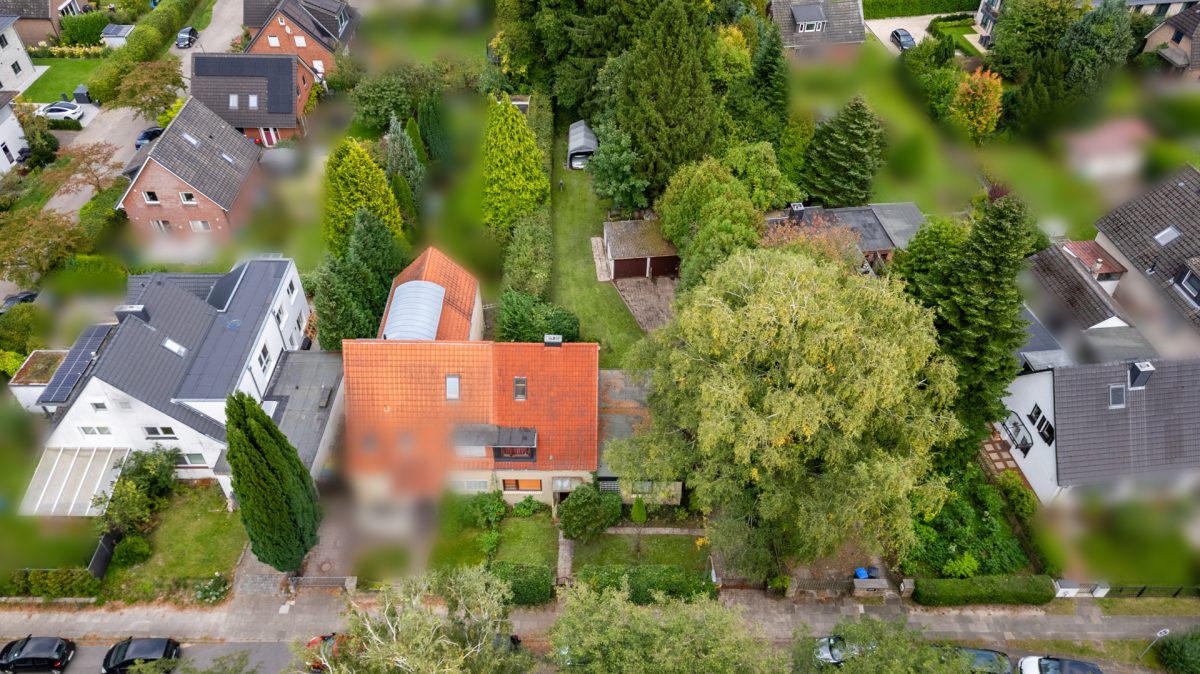 Immobilienangebot - Hamburg / Rahlstedt - Alle - Sanierungsbedürftige Doppelhaushälfte mit großzügigem Grundstück und Doppelgarage in HH-Rahlstedt