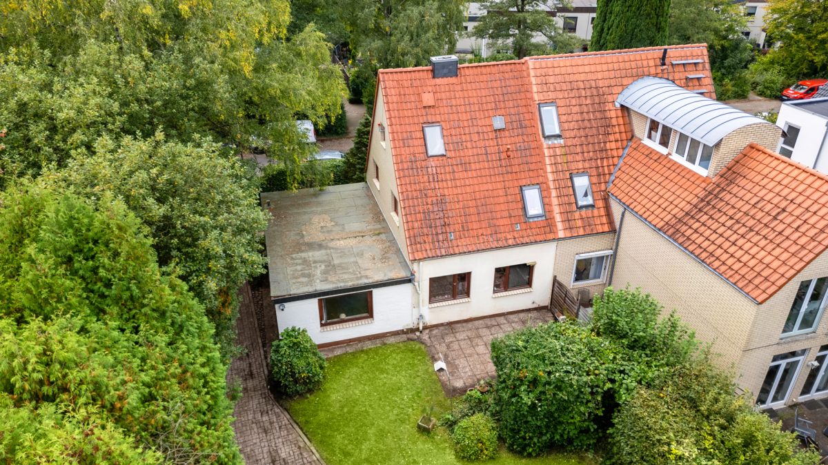 Immobilienangebot - Hamburg / Rahlstedt - Alle - Sanierungsbedürftige Doppelhaushälfte mit großzügigem Grundstück und Doppelgarage in HH-Rahlstedt