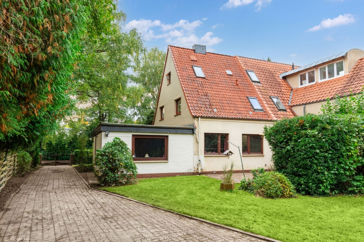 Immobilienangebot - Hamburg / Rahlstedt - Alle - Sanierungsbedürftige Doppelhaushälfte mit großzügigem Grundstück und Doppelgarage in HH-Rahlstedt