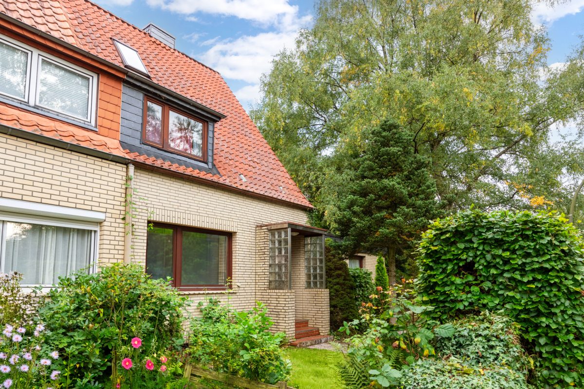 Immobilienangebot - Hamburg / Rahlstedt - Alle - Sanierungsbedürftige Doppelhaushälfte mit großzügigem Grundstück und Doppelgarage in HH-Rahlstedt