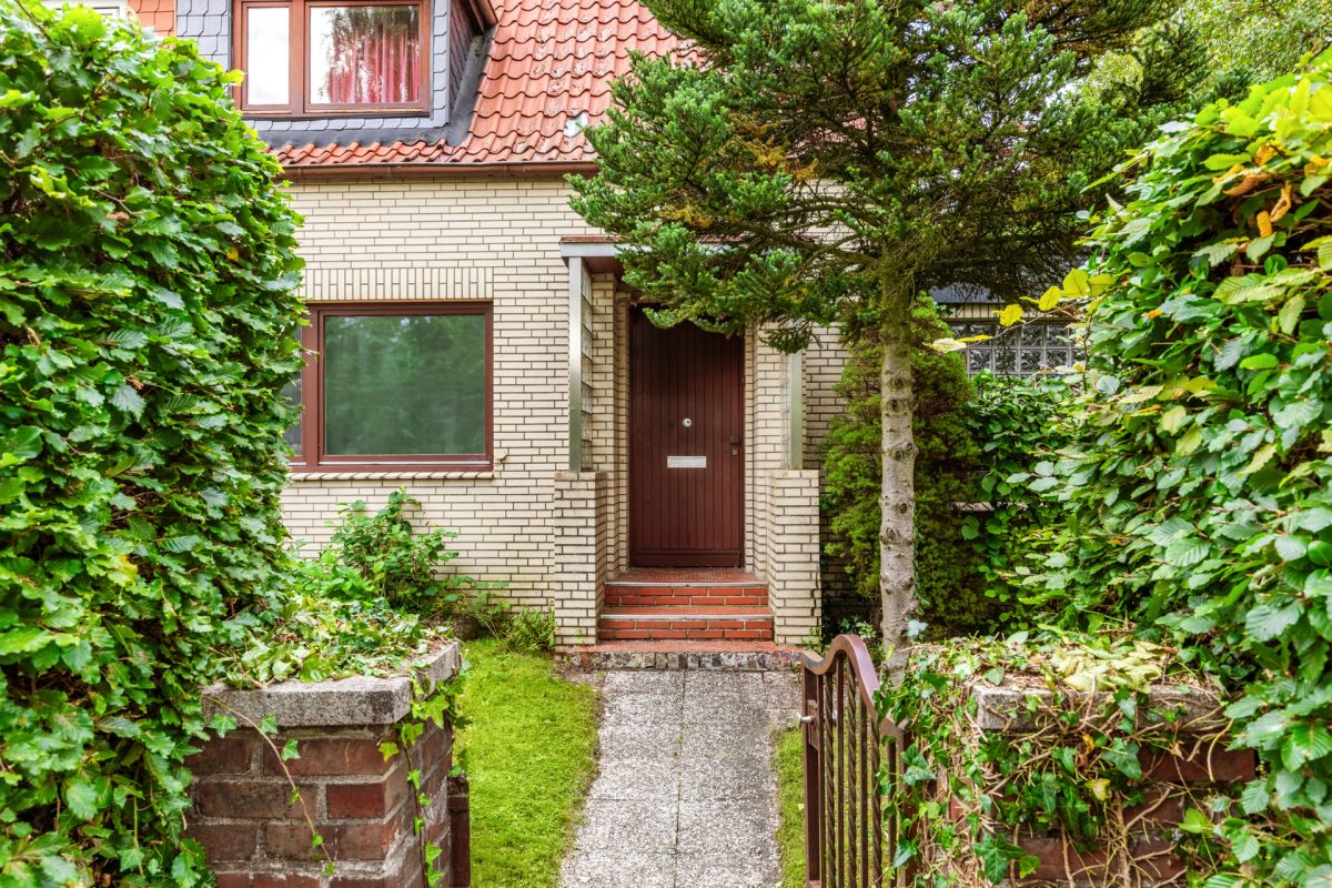 Immobilienangebot - Hamburg / Rahlstedt - Alle - Sanierungsbedürftige Doppelhaushälfte mit großzügigem Grundstück und Doppelgarage in HH-Rahlstedt