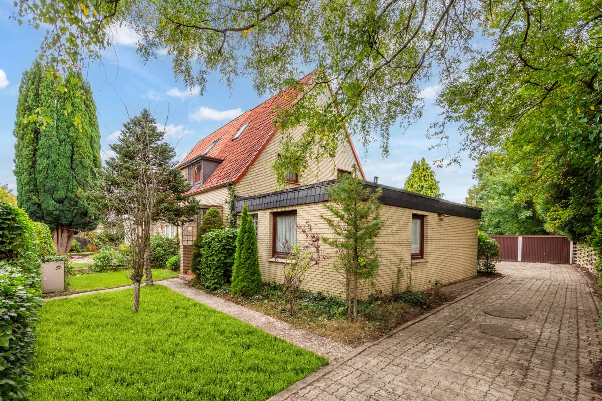 Immobilienangebot - Hamburg / Rahlstedt - Alle - Sanierungsbedürftige Doppelhaushälfte mit großzügigem Grundstück und Doppelgarage in HH-Rahlstedt