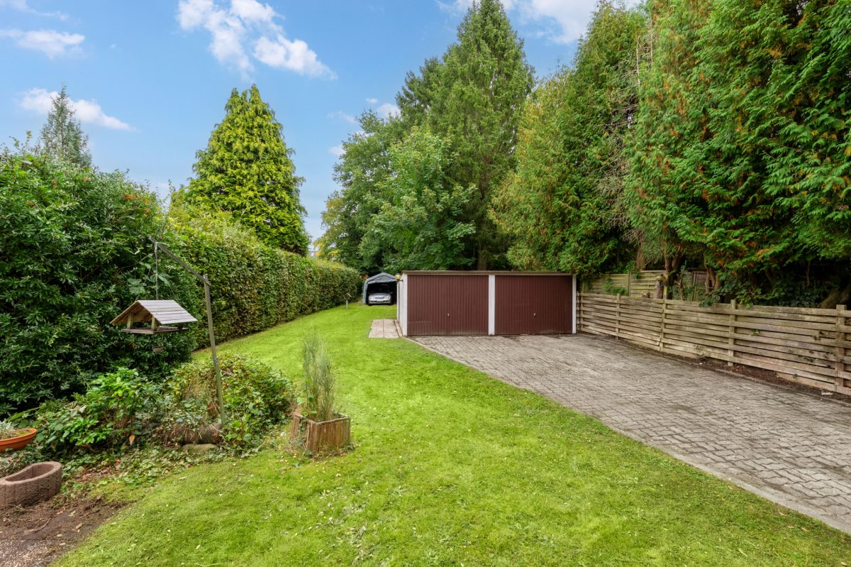 Immobilienangebot - Hamburg / Rahlstedt - Alle - Sanierungsbedürftige Doppelhaushälfte mit großzügigem Grundstück und Doppelgarage in HH-Rahlstedt