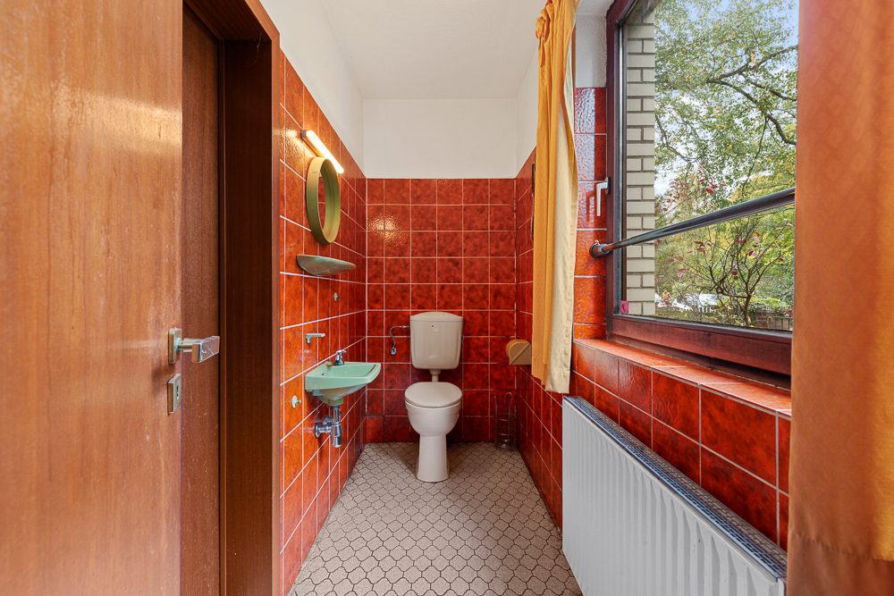 Immobilienangebot - Hamburg / Rahlstedt - Alle - Sanierungsbedürftige Doppelhaushälfte mit großzügigem Grundstück und Doppelgarage in HH-Rahlstedt