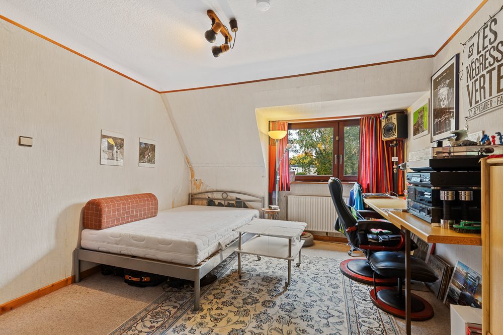 Immobilienangebot - Hamburg / Rahlstedt - Alle - Sanierungsbedürftige Doppelhaushälfte mit großzügigem Grundstück und Doppelgarage in HH-Rahlstedt