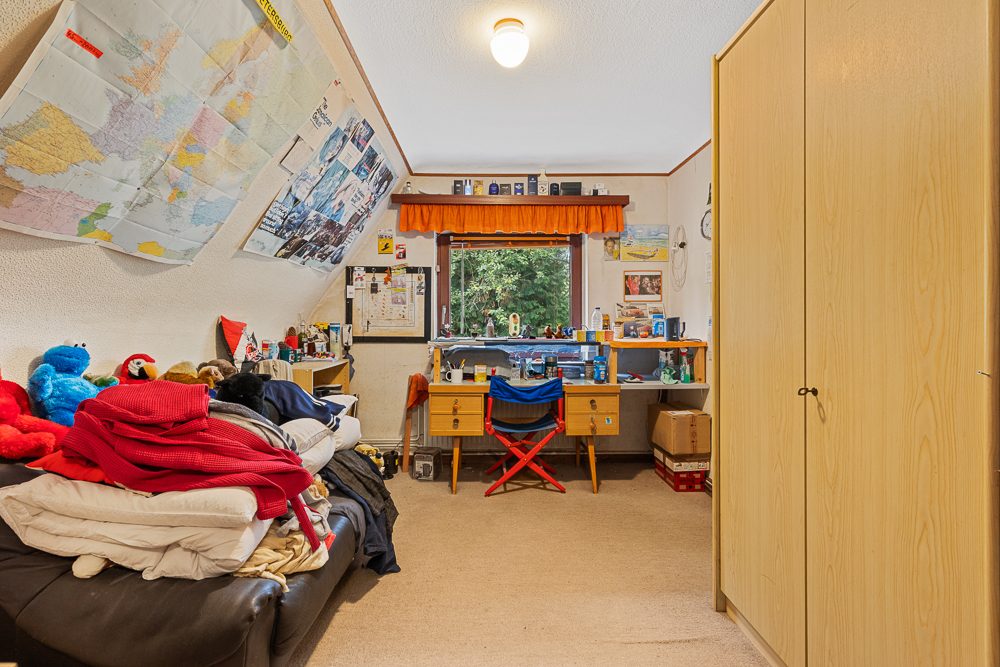 Immobilienangebot - Hamburg / Rahlstedt - Alle - Sanierungsbedürftige Doppelhaushälfte mit großzügigem Grundstück und Doppelgarage in HH-Rahlstedt