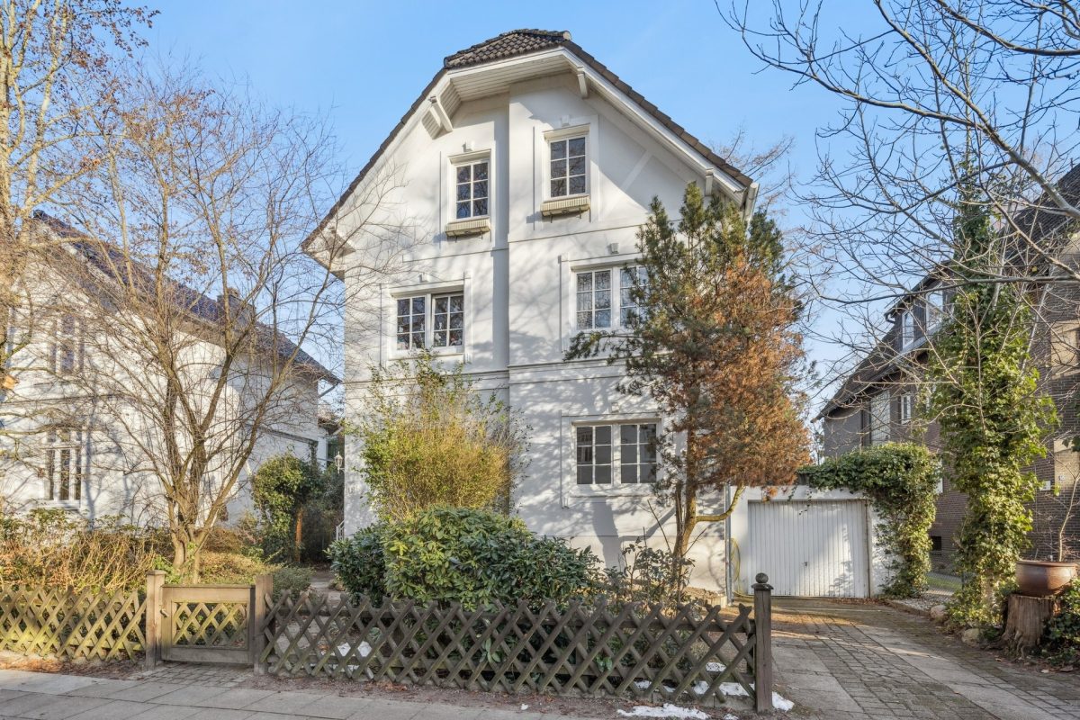 Immobilienangebot - Hamburg / Rahlstedt - Alle - Großzügiges Wohnhaus mit klassischem Charme und zwei Wohneinheiten in begehrter Lage von Rahlstedt