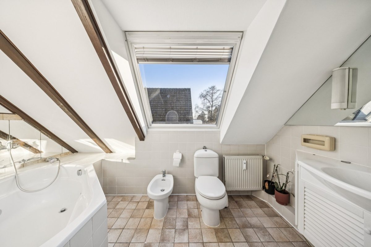 Immobilienangebot - Hamburg / Rahlstedt - Alle - Großzügiges Wohnhaus mit klassischem Charme und zwei Wohneinheiten in begehrter Lage von Rahlstedt