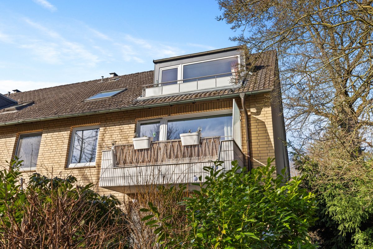 Immobilienangebot - Hamburg / Rahlstedt - Alle - Direkt am Wald ! Modernisierte 4-Zimmer-Wohnung mit Südbalkon, Vollbad, Gäste-WC und 2 Kellerräumen