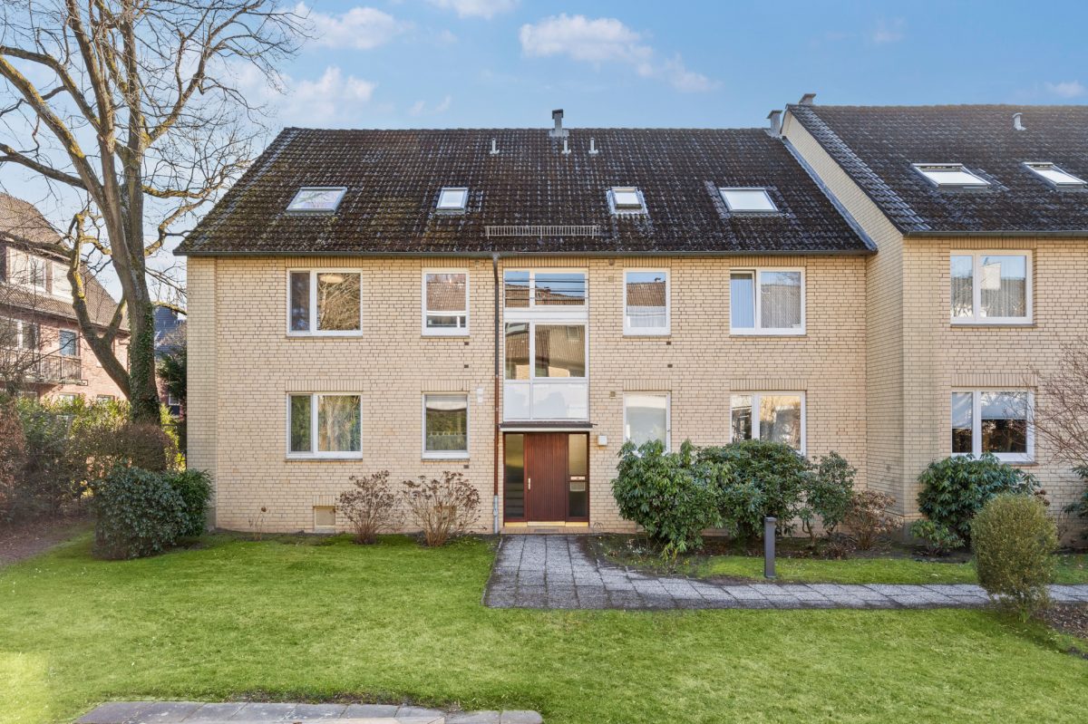 Immobilienangebot - Hamburg / Rahlstedt - Alle - Direkt am Wald ! Modernisierte 4-Zimmer-Wohnung mit Südbalkon, Vollbad, Gäste-WC und 2 Kellerräumen