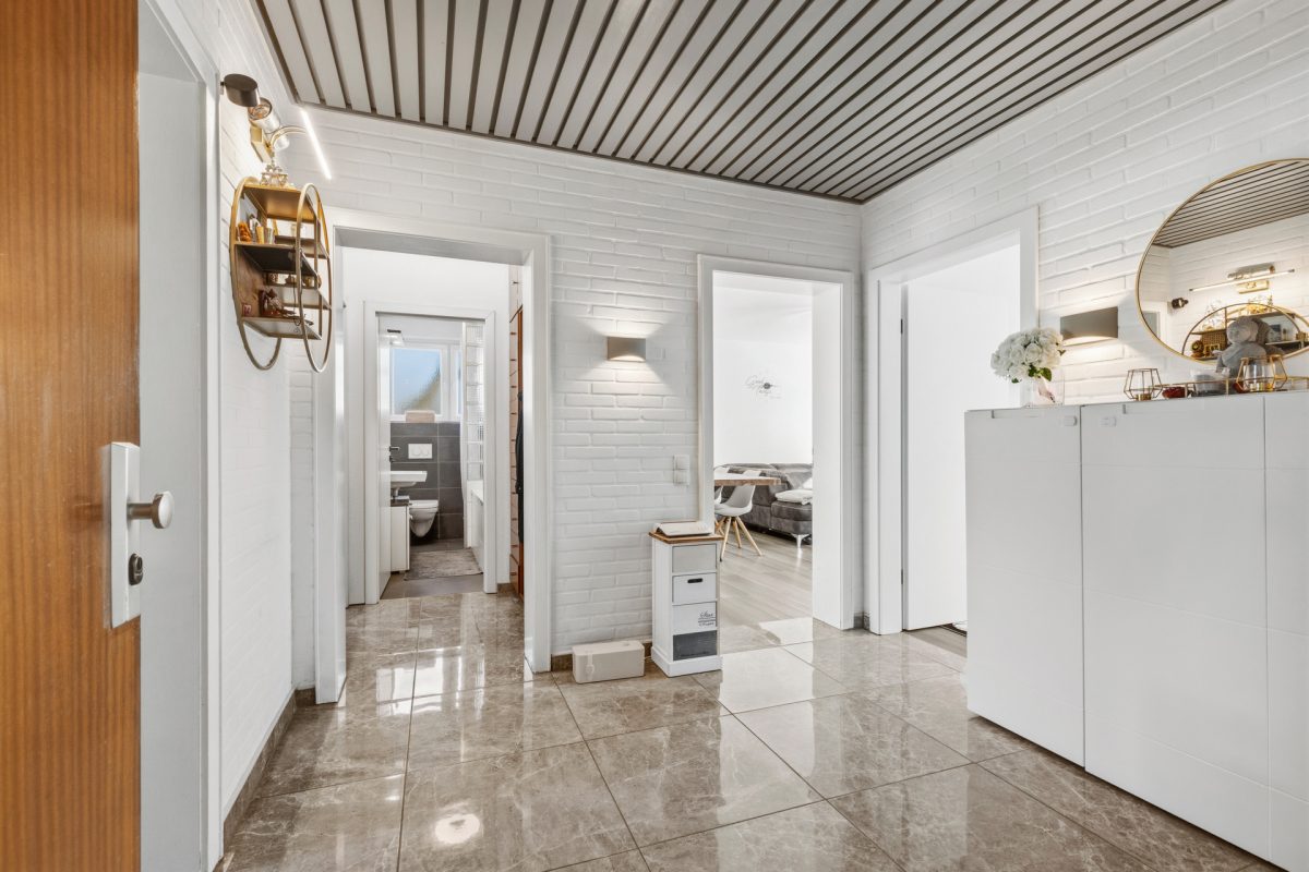 Immobilienangebot - Hamburg / Rahlstedt - Alle - Direkt am Wald ! Modernisierte 4-Zimmer-Wohnung mit Südbalkon, Vollbad, Gäste-WC und 2 Kellerräumen