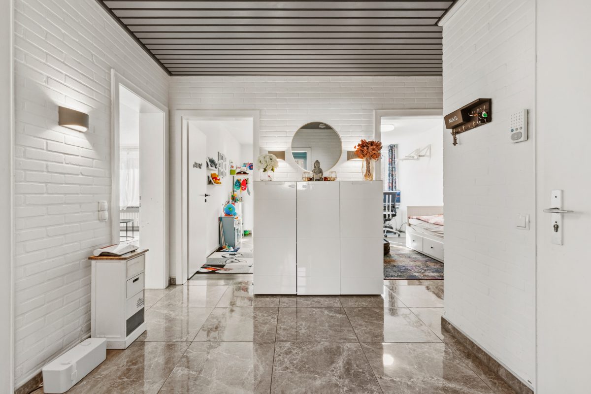 Immobilienangebot - Hamburg / Rahlstedt - Alle - Direkt am Wald ! Modernisierte 4-Zimmer-Wohnung mit Südbalkon, Vollbad, Gäste-WC und 2 Kellerräumen