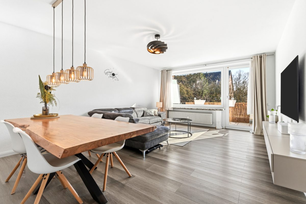 Immobilienangebot - Hamburg / Rahlstedt - Alle - Direkt am Wald ! Modernisierte 4-Zimmer-Wohnung mit Südbalkon, Vollbad, Gäste-WC und 2 Kellerräumen