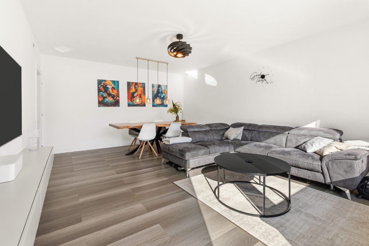 Immobilienangebot - Hamburg / Rahlstedt - Alle - Direkt am Wald ! Modernisierte 4-Zimmer-Wohnung mit Südbalkon, Vollbad, Gäste-WC und 2 Kellerräumen