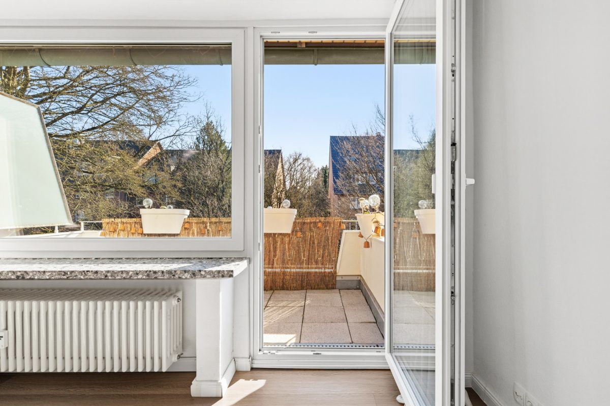 Immobilienangebot - Hamburg / Rahlstedt - Alle - Direkt am Wald ! Modernisierte 4-Zimmer-Wohnung mit Südbalkon, Vollbad, Gäste-WC und 2 Kellerräumen