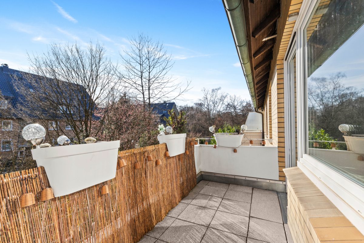 Immobilienangebot - Hamburg / Rahlstedt - Alle - Direkt am Wald ! Modernisierte 4-Zimmer-Wohnung mit Südbalkon, Vollbad, Gäste-WC und 2 Kellerräumen