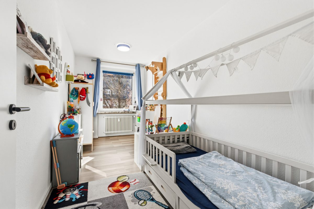 Immobilienangebot - Hamburg / Rahlstedt - Alle - Direkt am Wald ! Modernisierte 4-Zimmer-Wohnung mit Südbalkon, Vollbad, Gäste-WC und 2 Kellerräumen