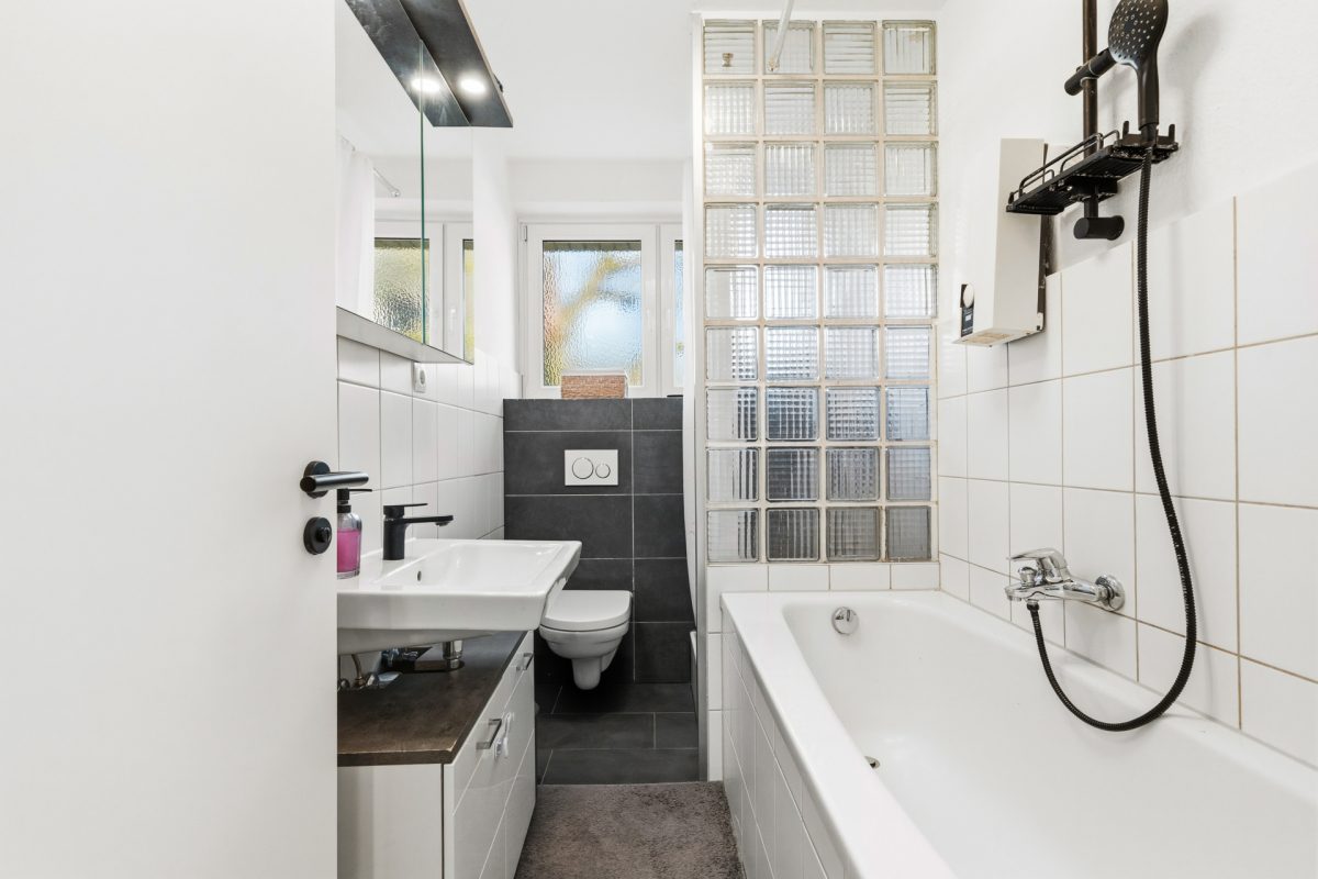 Immobilienangebot - Hamburg / Rahlstedt - Alle - Direkt am Wald ! Modernisierte 4-Zimmer-Wohnung mit Südbalkon, Vollbad, Gäste-WC und 2 Kellerräumen