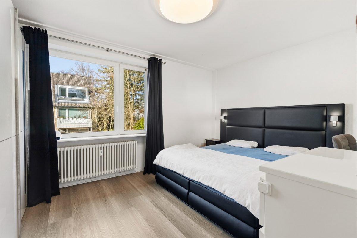 Immobilienangebot - Hamburg / Rahlstedt - Alle - Direkt am Wald ! Modernisierte 4-Zimmer-Wohnung mit Südbalkon, Vollbad, Gäste-WC und 2 Kellerräumen