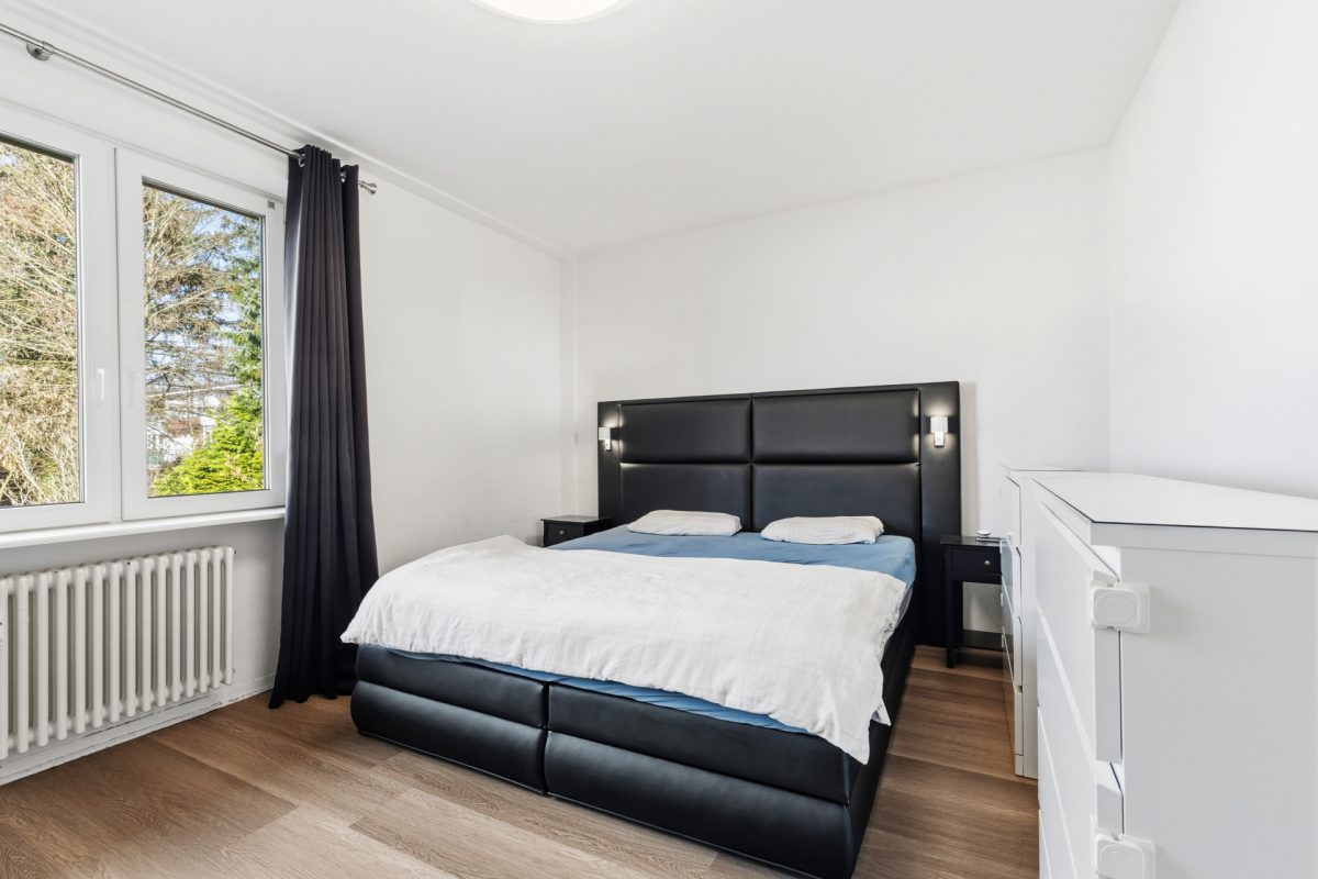 Immobilienangebot - Hamburg / Rahlstedt - Alle - Direkt am Wald ! Modernisierte 4-Zimmer-Wohnung mit Südbalkon, Vollbad, Gäste-WC und 2 Kellerräumen