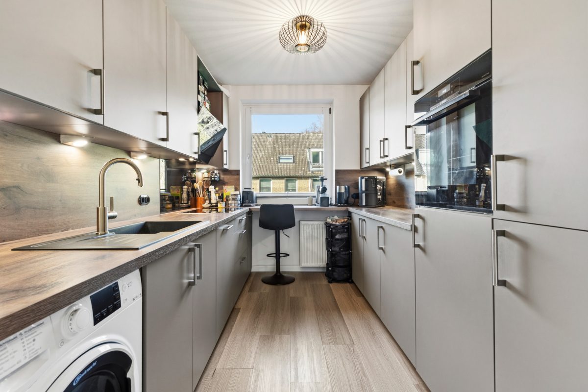 Immobilienangebot - Hamburg / Rahlstedt - Alle - Direkt am Wald ! Modernisierte 4-Zimmer-Wohnung mit Südbalkon, Vollbad, Gäste-WC und 2 Kellerräumen