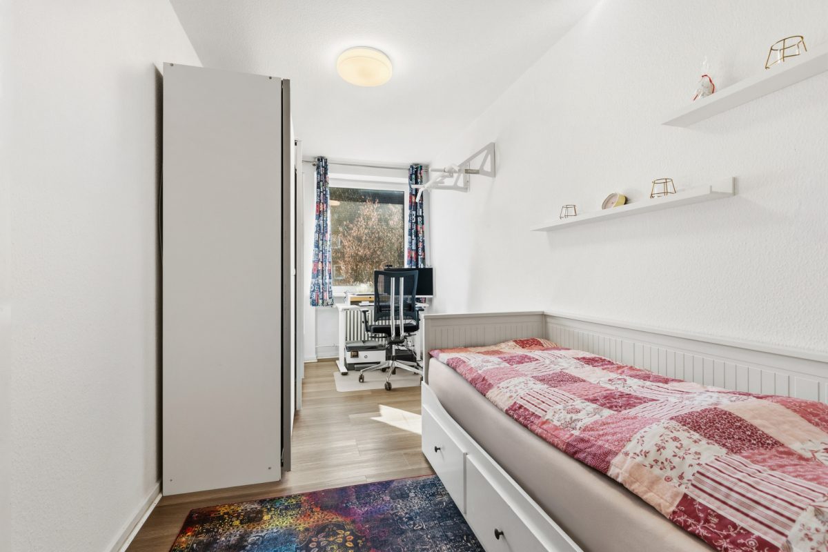 Immobilienangebot - Hamburg / Rahlstedt - Alle - Direkt am Wald ! Modernisierte 4-Zimmer-Wohnung mit Südbalkon, Vollbad, Gäste-WC und 2 Kellerräumen