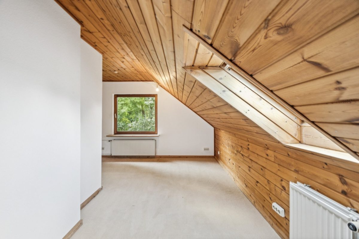 Immobilienangebot - Hamburg / Meiendorf - Alle - Schönes Meiendorf: Großes Wohnhaus mit 8 Zimmern sowie Vollkeller und schönem Garten