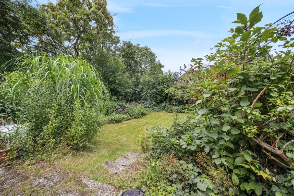 Immobilienangebot - Hamburg / Meiendorf - Alle - Schönes Meiendorf: Großes Wohnhaus mit 8 Zimmern sowie Vollkeller und schönem Garten