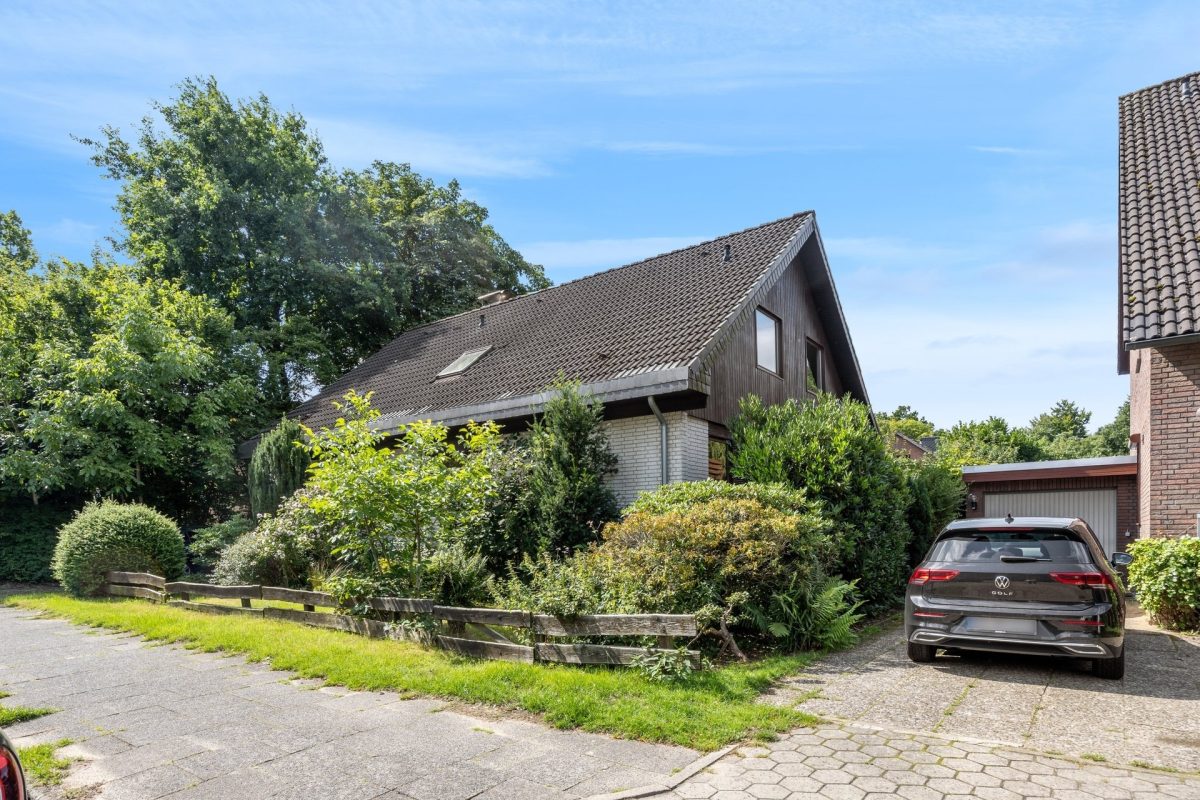 Immobilienangebot - Hamburg / Meiendorf - Alle - Schönes Meiendorf: Großes Wohnhaus mit 8 Zimmern sowie Vollkeller und schönem Garten