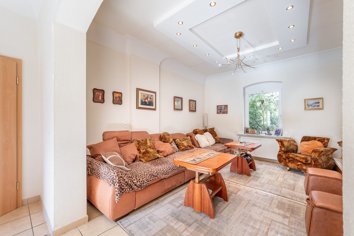 Immobilienangebot - Hamburg / Farmsen-Berne - Alle - Charmante Stadtvilla mit Vollkeller und großzügigem Süd-Grundstück in ruhiger Anwohnerstraße