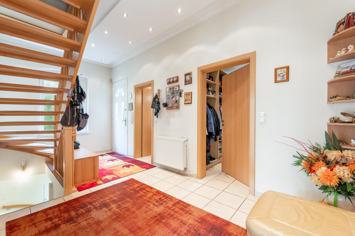 Immobilienangebot - Hamburg / Farmsen-Berne - Alle - Charmante Stadtvilla mit Vollkeller und großzügigem Süd-Grundstück in ruhiger Anwohnerstraße