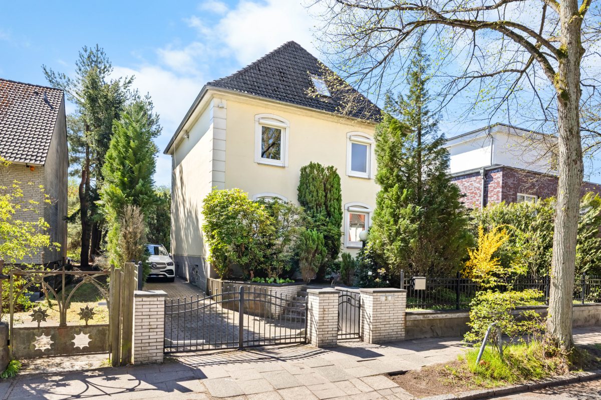 Immobilienangebot - Hamburg / Farmsen-Berne - Alle - Charmante Stadtvilla mit Vollkeller und großzügigem Süd-Grundstück in ruhiger Anwohnerstraße