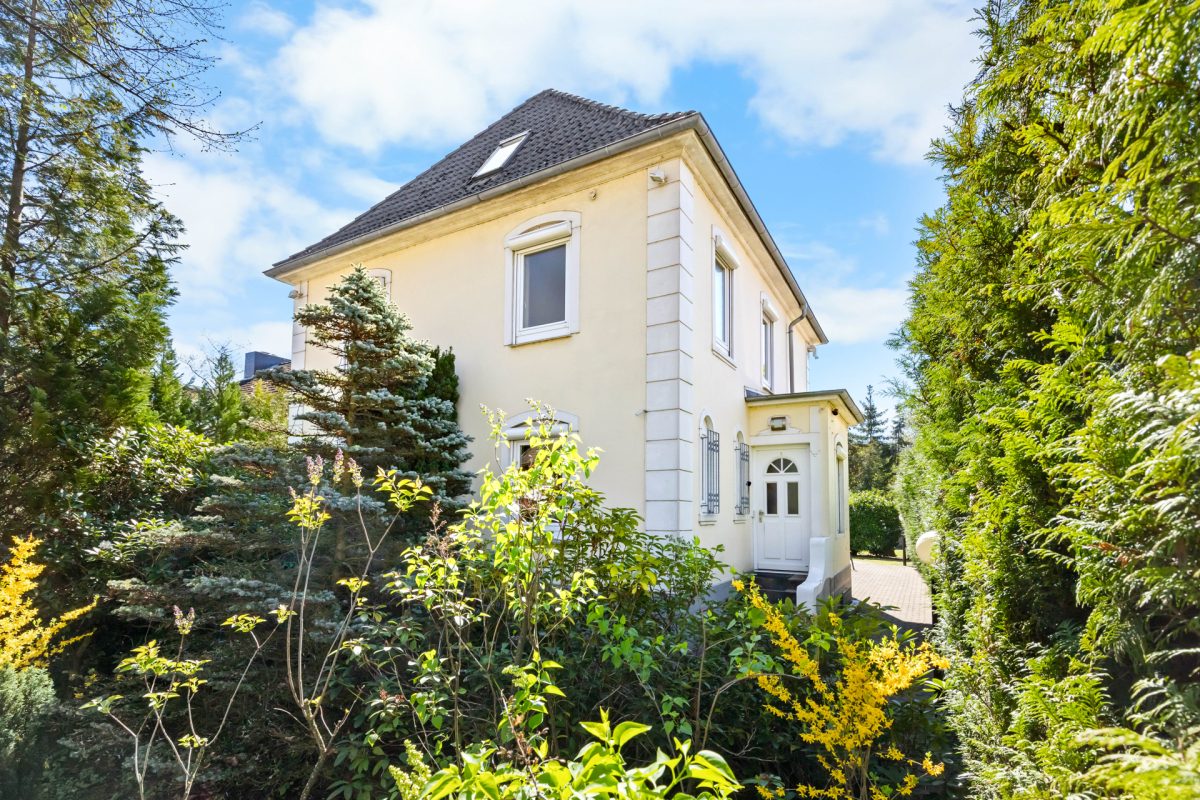 Immobilienangebot - Hamburg / Farmsen-Berne - Alle - Charmante Stadtvilla mit Vollkeller und großzügigem Süd-Grundstück in ruhiger Anwohnerstraße