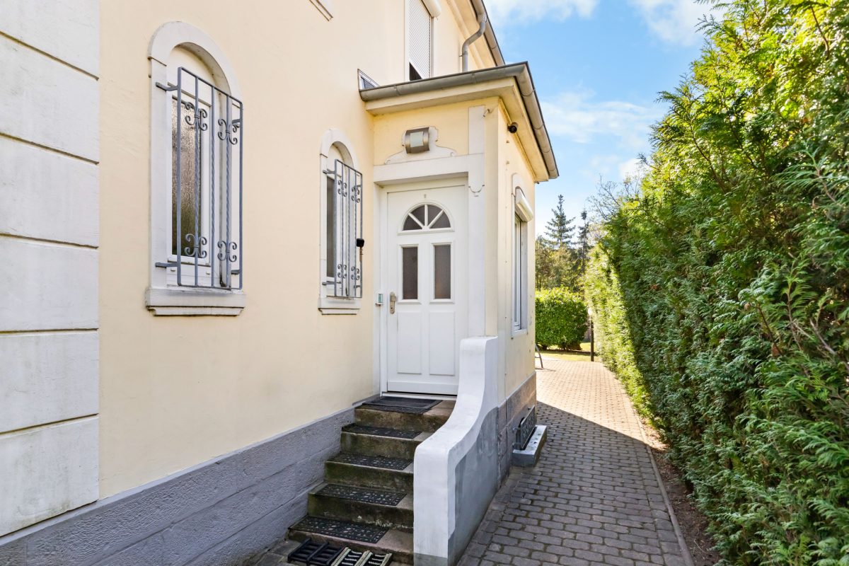 Immobilienangebot - Hamburg / Farmsen-Berne - Alle - Charmante Stadtvilla mit Vollkeller und großzügigem Süd-Grundstück in ruhiger Anwohnerstraße