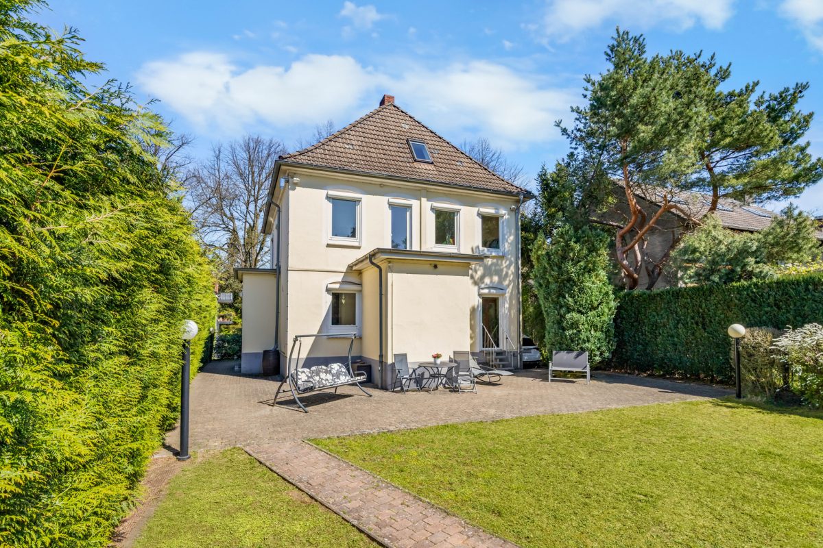 Immobilienangebot - Hamburg / Farmsen-Berne - Alle - Charmante Stadtvilla mit Vollkeller und großzügigem Süd-Grundstück in ruhiger Anwohnerstraße