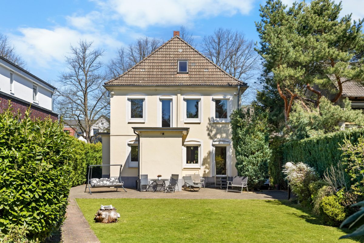 Immobilienangebot - Hamburg / Farmsen-Berne - Alle - Charmante Stadtvilla mit Vollkeller und großzügigem Süd-Grundstück in ruhiger Anwohnerstraße