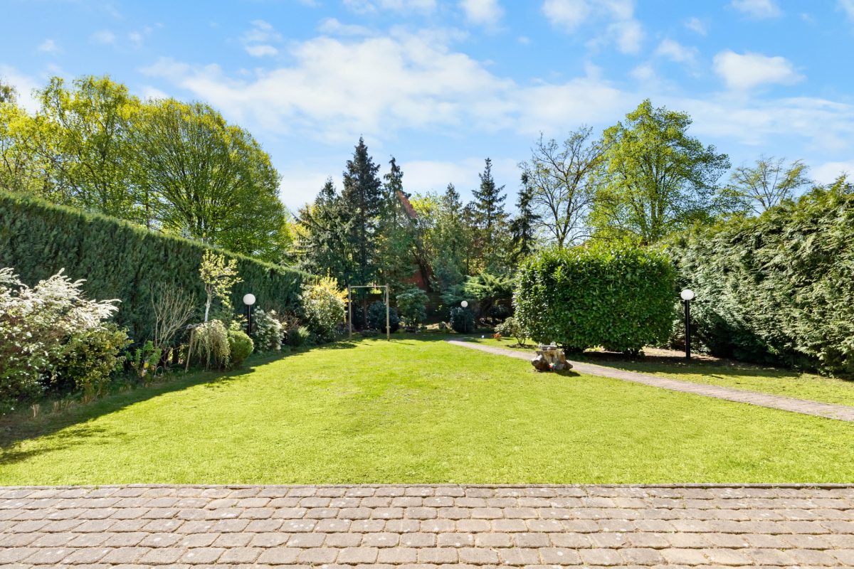 Immobilienangebot - Hamburg / Farmsen-Berne - Alle - Charmante Stadtvilla mit Vollkeller und großzügigem Süd-Grundstück in ruhiger Anwohnerstraße
